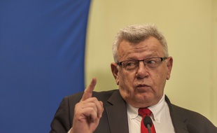 Christian Eckert, ex-secrétaire d’État chargé du Budget au Ministère des Finances et des Comptes publics, dément les déclarations du gouvernement actuel, qui avance que la baisse des aides au logement serait une mesure décidée sous le quinquennat de François Hollande.