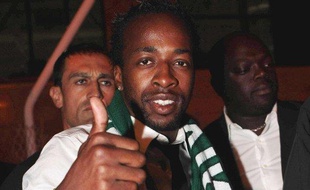 Sidney Govou à son arrivée à Athènes avec une écharpe du Panathinaikos autour du cou, le 3 juillet 2010