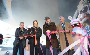 Le PDG d'Ubisoft Yves Guillemot (g) et le directeur du Futuroscope, Dominique Hummel (d), à l'inauguration de la nouvelle attraction "la machine à voyager dans le temps avec les Lapins crétins", le 7 décembre 2013 au Futuroscope de Poitiers