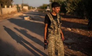 Les forces armées syriennes continuaient à pilonner dimanche matin plusieurs quartiers d'Alep, la grande ville du nord de la Syrie et enjeu crucial du conflit, ainsi que des localités de la province de Damas, a affirmé à l'AFP l'Observatoire syrien des Droits de l'Homme.