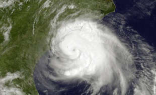 Image satellitaire fournie le 3 juillet 2014 par la National Oceanic and Atmospheric Administration (NOAA) montrant l'ouragan Arthur