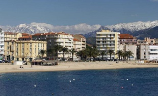Un café d'Ajaccio a été détruit mercredi matin dans un attentat qui n'a pas fait de victime, a-t-on indiqué de source proche l'enquête.