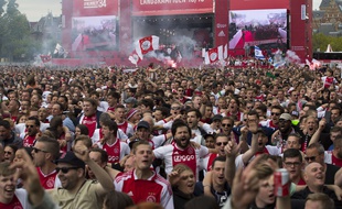 Privés de Chelsea-Ajax par l'UEFA, les fans ajacides ont toujours un plan B dans leur besace.