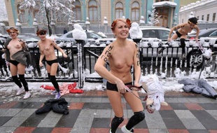 Plusieurs militantes du mouvement Femen ont manifesté seins nus mercredi à Kiev contre la corruption des députés devant le Parlement ukrainien où une bagarre entre élus a éclaté à l'ouverture de la première session de la nouvelle législature.