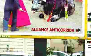 La campagne d'affichage de l'alliance anticorrida montre un taureau agonisant au pied d'un torero