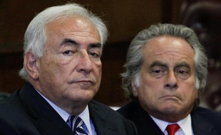 Le ministre de l'Intérieur, Claude Guéant, a nié dimanche tout "complot" contre Dominique Strauss-Kahn dans l'affaire du Sofitel de New York et a dénoncé un "vrai fantasme", après une enquête d'un journaliste américain.