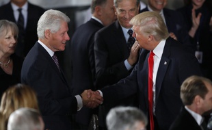 Bill Clinton salue Donald Trump lors de son investiture, le 20 janvier 2017.