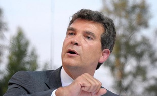 Le ministre du Redressement productif, Arnaud Montebourg, a annoncé jeudi qu'il se rendrait dans l'après-midi à Cherbourg (Manche) pour annoncer "une très grosse commande" pour les chantiers navals.