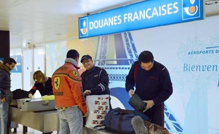 Les douanes françaises à Orly, illustration.