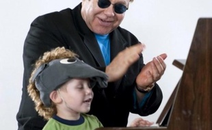 Elton John lors d'un spectacle caritatif donné dans un orphelinat en Ukraine.