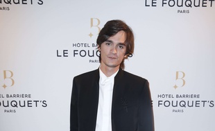 Les relations entre Alain-Fabien Delon et son père sont très tendues.