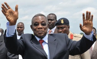 Le président John Atta Mills, qui dirigeait le Ghana depuis 2009, est mort brusquement mardi à 68 ans, un décès qui ouvre une période d'intérim jusqu'à la présidentielle prévue en décembre dans ce pays présenté comme un rare exemple de démocratie en Afrique de l'Ouest.