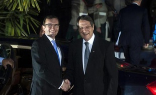 L'envoyé spécial de l'ONU Espen Barth Eide (g) et le président de la République de Chypre, Nicos Anastasiades (d) à Chypre, le 11 mai 2015