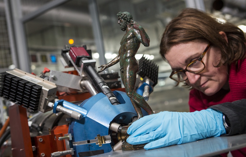 A Quoi Sert Un Accélérateur De Particules Aglaé, l'accélérateur de particules rénové du Louvre qui perce les