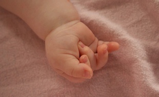 Il n'y aucune obligation d'implanter une micro-puce sur les bébés nés en Europe.