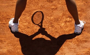 La joueuse chinoise Li Na, en position d'attente lors de son match contre Maria Sharapova, le 2 juin 2011 à Roland-Garros.