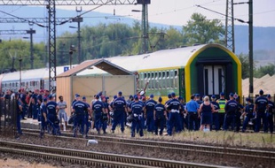 Des policiers déployés autour d'un train censé atteindre la frontière austro-hongroise mais stoppé à Bicske (ouest de Budapest), le 3 septembre 2015