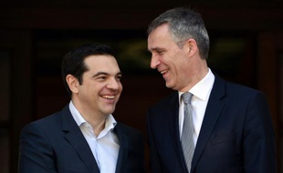 Le Premier ministre grec Alexis Tsipras (g) salue le secrétaire général de l'ONU Jens Stoltenberg, à Athènes le 22 avril 2016