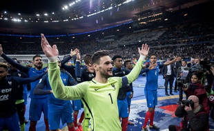Le capitaine Hugo Lloris et ses coéquipiers fêtent la qualification de l'équipe de France pour la Coupe du monde en Russie, à l'issue de la victoire contre la Biélorussie, le 10 octobre 2017 à Saint-Denis.