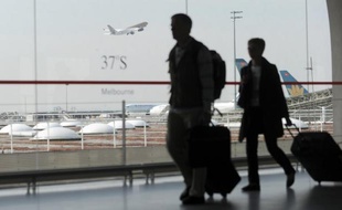 A l'occasion du premier grand week-end de départs en vacances d'été, Aéroports de Paris (ADP) prévoit d'accueillir près de 900.000 passagers à Paris-Orly et Paris-Charles de Gaulle, de vendredi à dimanche.