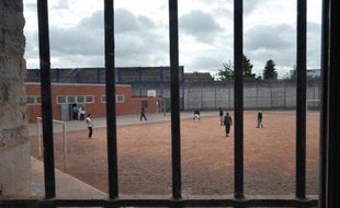 Une cour de prison.