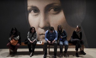 Octobre 2019, les visiteurs font une pause lors de l'exposition consacrée à Léonard de Vinci au Louvre.