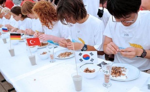 Sous le "chapiteau olympique" bordant la plage de Leffrinckoucke, assiette, bol, verre et lingette rince-doigts face à eux, les compétiteurs s'assouplissent les doigts pour remporter un titre prestigieux : celui du meilleur décortiqueur de crevettes grises.