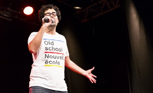 Sur scène, Julien Santini se fait plaisir en reprenant Gilbert Montagné et Elton John.