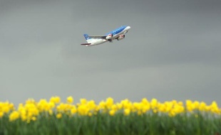 La Commission européenne a approuvé vendredi le rachat de la compagnie britannique en difficulté BMI par British Airways, à condition que cette dernière s'engage à offrir plusieurs créneaux horaires par jour à l'aéroport de Londres Heathrow de manière à faciliter l'arrivée de nouveaux entrants.