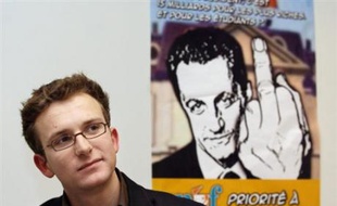 Le nouveau prÈsident du syndicat Ètudiant Unef Jean-Baptiste PrÈvost pose lors d'une confÈrence de presse, le 08 dÈcembre 2007 ‡ Paris, aprËs avoir ÈtÈ Èlu ‡ l'unanimitÈ par les 33 membres du bureau national ‡ l'issue d'une journÈe de rencontres nationales rÈunissant 300 dÈlÈguÈs Ètudiants. AFP PHOTO FRANCOIS GUILLOT