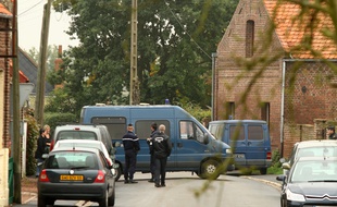 Les enquêteurs de la gendarmerie poursuivent leurs investigations au domicile de Dominique Cottrez à Villers-au-Tertre le 28 octobre 2010.