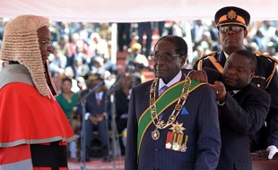 Au pouvoir depuis déjà trente-trois ans, Robert Mugabe a été investi en grande pompe jeudi pour un nouveau mandat à la présidence du pays, faisant un pied de nez à ses opposants et aux Occidentaux qui ont contesté la validité des élections du 31 juillet.