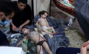 Cette photo est extraite d'une vidéo rendue publique le 8 avril par les Casques blancs syriens. Elle montre des enfants hospitalisés après une probable attaque chimique sur la ville de Douma, dans la Ghouta.