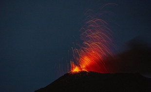 Le volcan Pacaya au Guatemala, ici le 25 juillet 2020, connaît une forte hausse de son activité.
