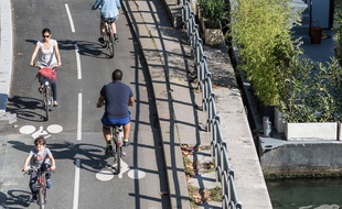 Berge de la Seine dans le XVI e arrondissement. Nouveaux amenagements pour les cyclistes avec deux voies nouvelles.