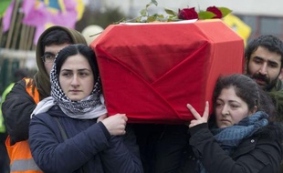 L'aviation turque a massivement pilonné mardi les repaires du Parti des travailleurs du Kurdistan (PKK) dans le nord de l'Irak, en pleines négociations de paix entre Ankara et le mouvement armé dont trois activistes, assassinées en France, doivent être inhumées jeudi en zone kurde de Turquie.