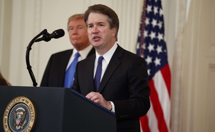 Le nouveau juge de la Cour suprême des Etats-Unis, Brett Kavanaugh, accompagné de Donald Trump lors de son discours.