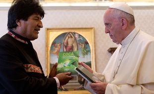 Le président bolivien Evo Morales en train d'offrir au pape François un livre sur la coca.