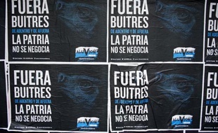 Des affiches le 4 octobre 2014 à Buenos Aires contre les "fonds vautour" en litige avec l'Argentine. On y lit: "Dehors, vautours. La patrie n'est pas négociable"