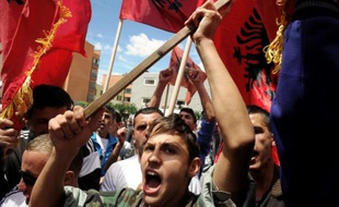 Soixante-huit personnes ont été interpellées et 17 policiers ont été blessés à Pristina lors d'une manifestation de Kosovars qui ont tenté en vain d'empêcher la ratification d'un accord de normalisation des relations entre le Kosovo et la Serbie.