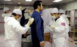 Un employé de Tepco subit un test de radiations après une intervention dans la centrale de Fukushima, le 20 février 2012.