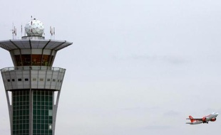 Un avion décolle de l'aéroport d'Orly, le 11 avril 2006