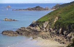 Piégées par la marée, huit personnes passent la nuit sur une plage bretonne