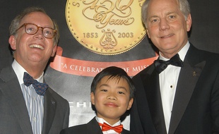 Kit Armstrong à 11 ans (centre) lors d'une remise de prix par la société Steinway & Sons, en 2003, au Carnegie Hall à New York.