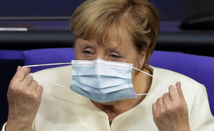 Angela Merkel revêtant un masque