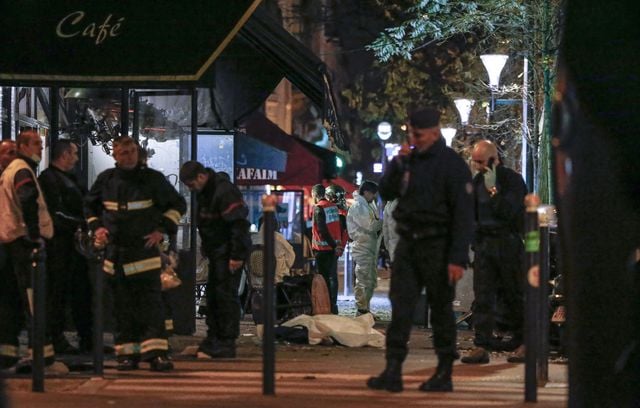 Les corps sont à même le sol dans la rue (ici près du Bataclan) après l’attaque terroriste du 13 novembre 2015.