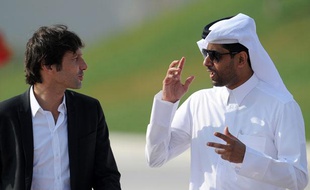 Leonardo, directeur sportif du PSG en grande conversation avec le président du club, le Qatari Nasser Al-Khelaifi en janvier 2012 à Doha.
