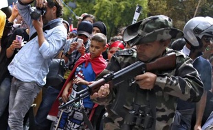 A Paris, samedi 9 aout 2014, un manifestant propalestinien pointe une kalachnikov qu'il affirme être factice et se livre à un simulacre d'exécution d'enfants. Une enquête préliminaire pour port d'armes a été ouverte dimanche