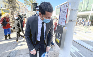 Le maire de Cannes David Lisnard teste le dispositif installé sur le parvis de la gare