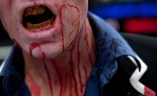 Un homme déguisé en zombie lors d'une marche dans le cadre de la série The walking dead, à New-York, en 2010.